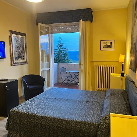 Hotel & Residence Dei Duchi Урбино Екстериор снимка
