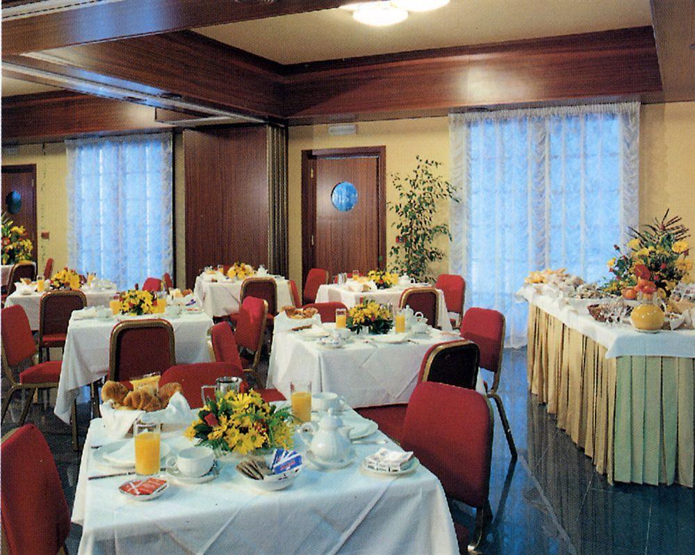 Hotel & Residence Dei Duchi Урбино Ресторант снимка